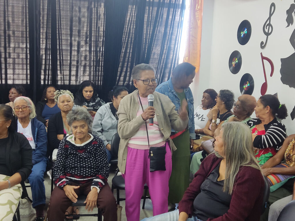 Idosos cantam e dançam hits de sucesso em evento promovido pela Secretaria de Assistência Social de Belford Roxo