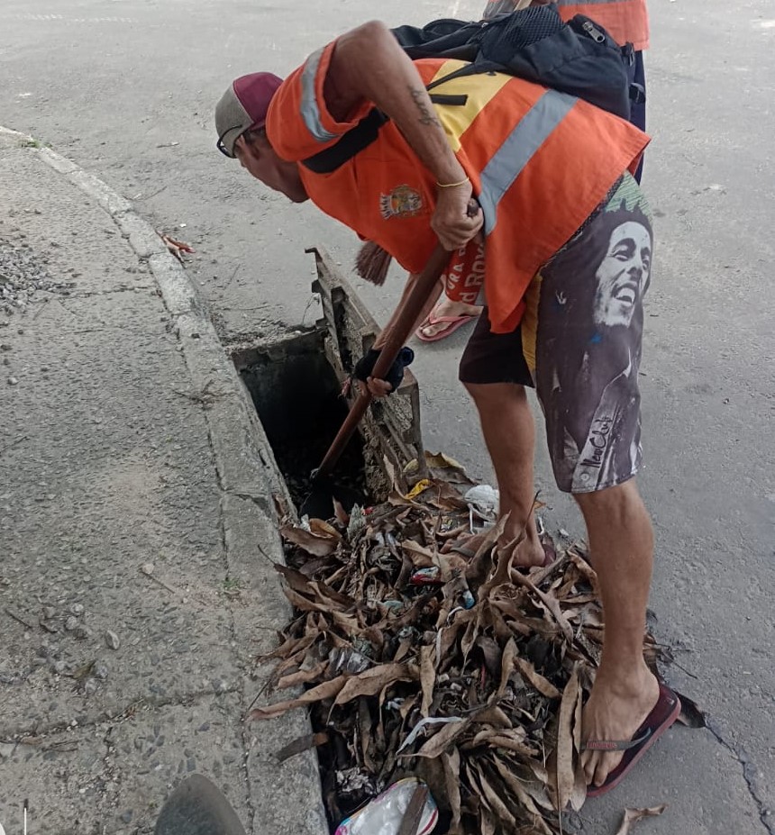 Prefeito acompanha limpeza em bairros de Belford Roxo