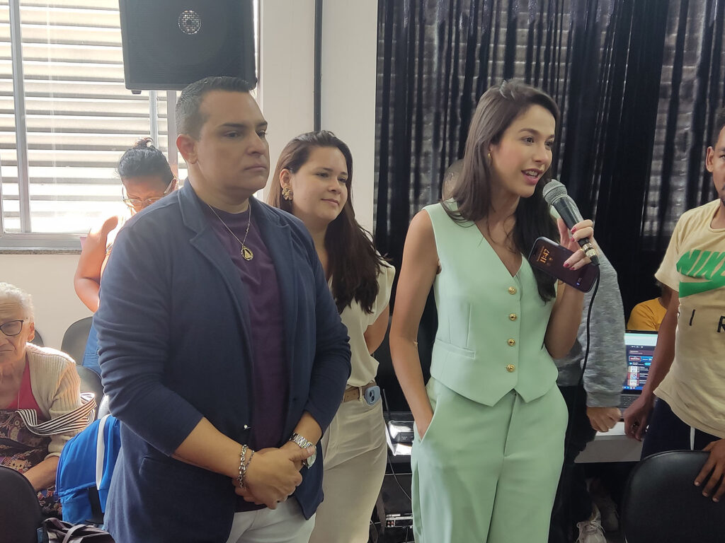 Idosos cantam e dançam hits de sucesso em evento promovido pela Secretaria de Assistência Social de Belford Roxo