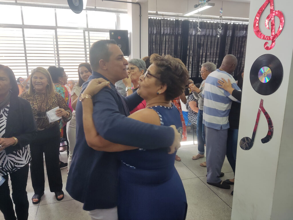 Idosos cantam e dançam hits de sucesso em evento promovido pela Secretaria de Assistência Social de Belford Roxo
