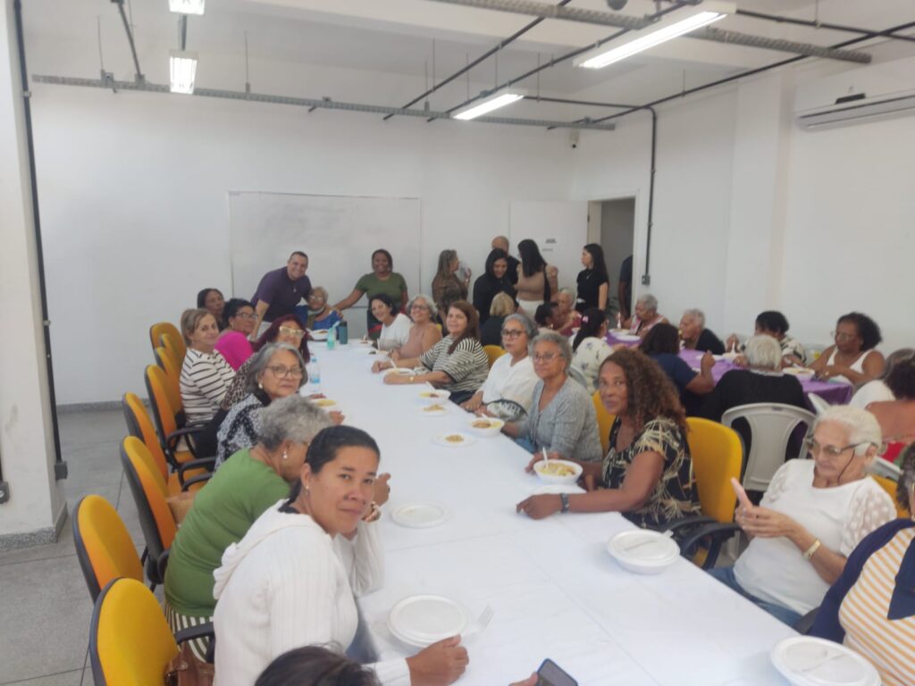 Idosos cantam e dançam hits de sucesso em evento promovido pela Secretaria de Assistência Social de Belford Roxo