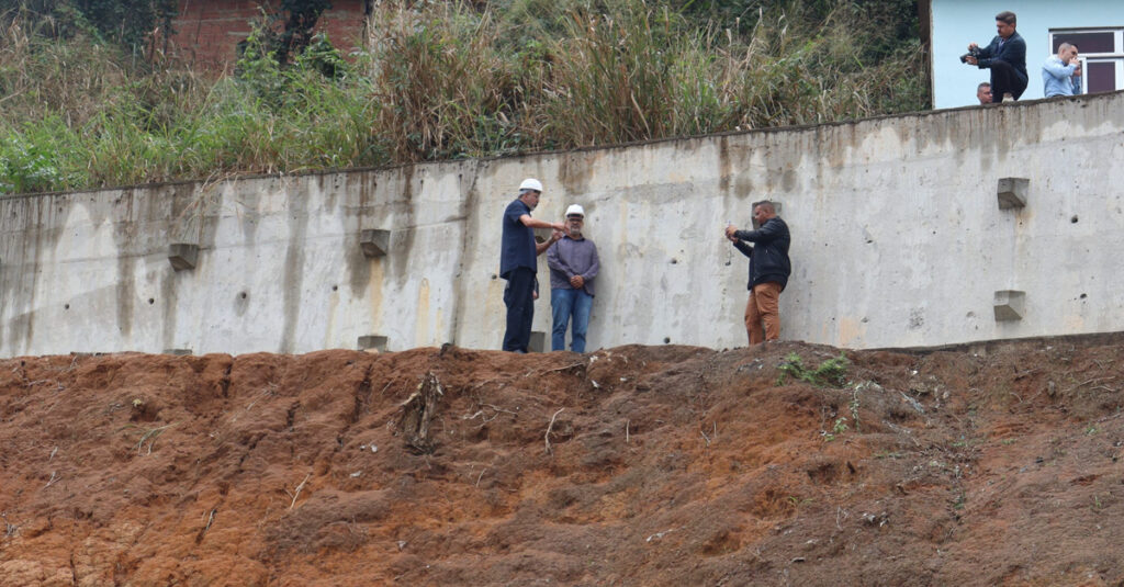 Prefeito determina reinício das obras de encosta no bairro São Francisco de Assis