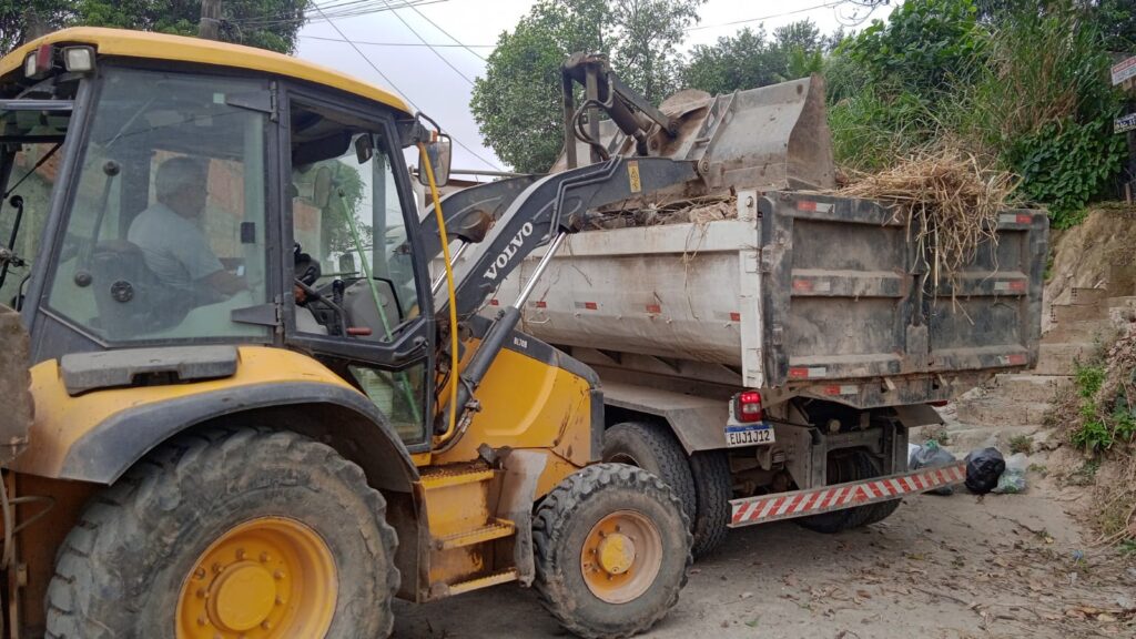 Prefeitura de Belford Roxo segue com mutirão de limpeza e desobstrução de bueiros em vários bairros