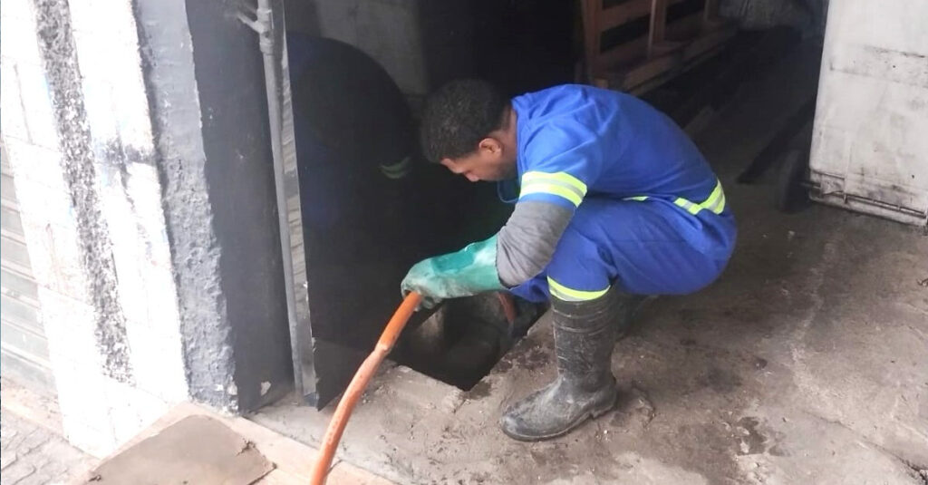 Prefeitura recolhe lixo, entulho e desentope esgotos em diversos bairros