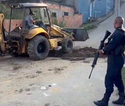 ‘Operação Barricada Zero’ atende pedido do prefeito Canella para cobrir valas para barricadas no Morro do Sapo