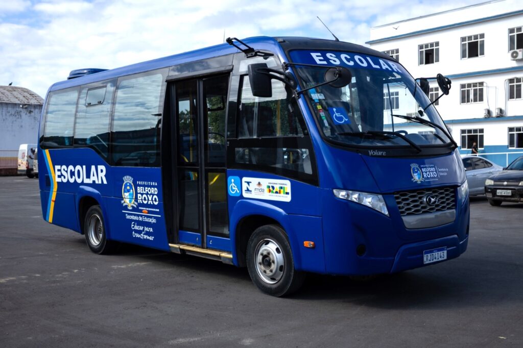 Prefeito encontra frota de ônibus escolar sucateada e manda reformar os veículos