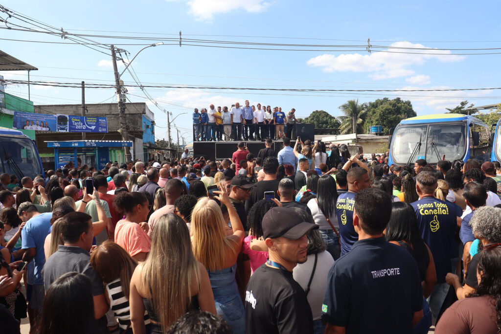 Prefeito entrega cinco ônibus que terão passagem gratuita e beneficiarão mais de 50 mil pessoas