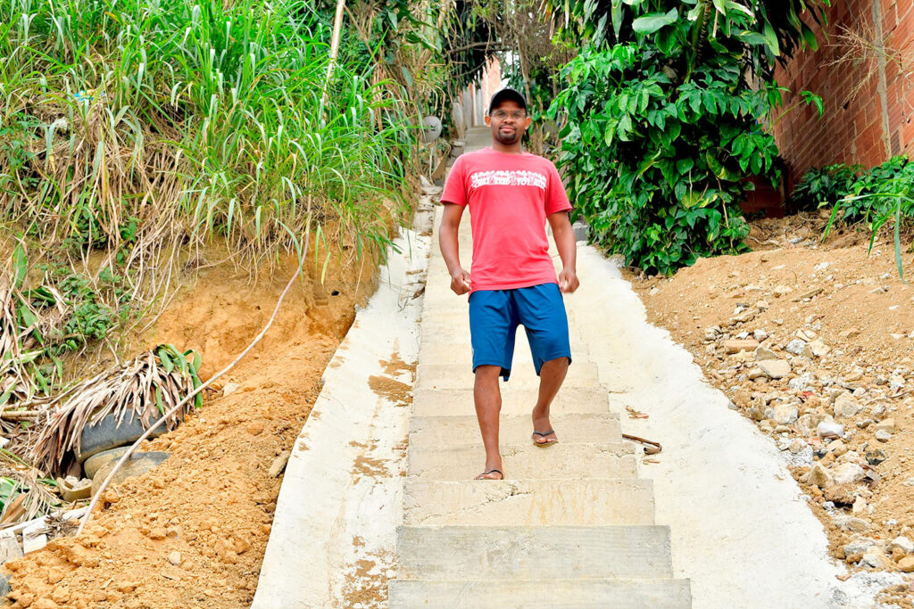 Prefeitura constrói três escadões próximo ao campo da cooperativa e pavimenta Rua Assapaba, no Wona