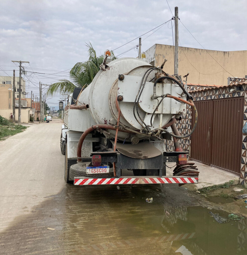 Secretarias realizam mutirão de limpeza e desobstrução de bueiros e caixas de passagem em Belford Roxo