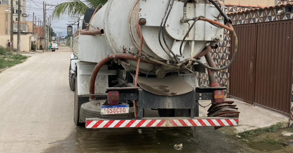 Secretarias realizam mutirão de limpeza e desobstrução de bueiros e caixas de passagem em Belford Roxo