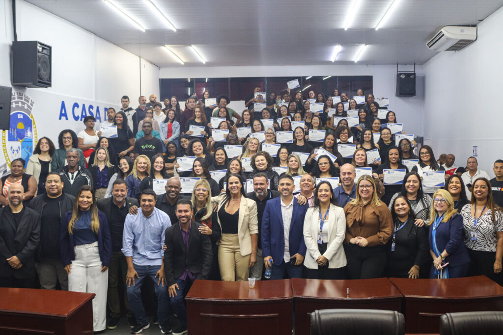 Secretaria Municipal de Educação realiza formatura da primeira turma do curso de Libras de 2025