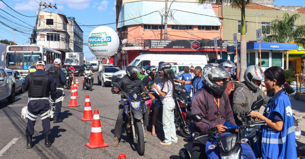 Secretaria Municipal de Transportes e Detran-RJ promovem blitz educativa na Semana do Motociclista com ações de segurança e conscientização