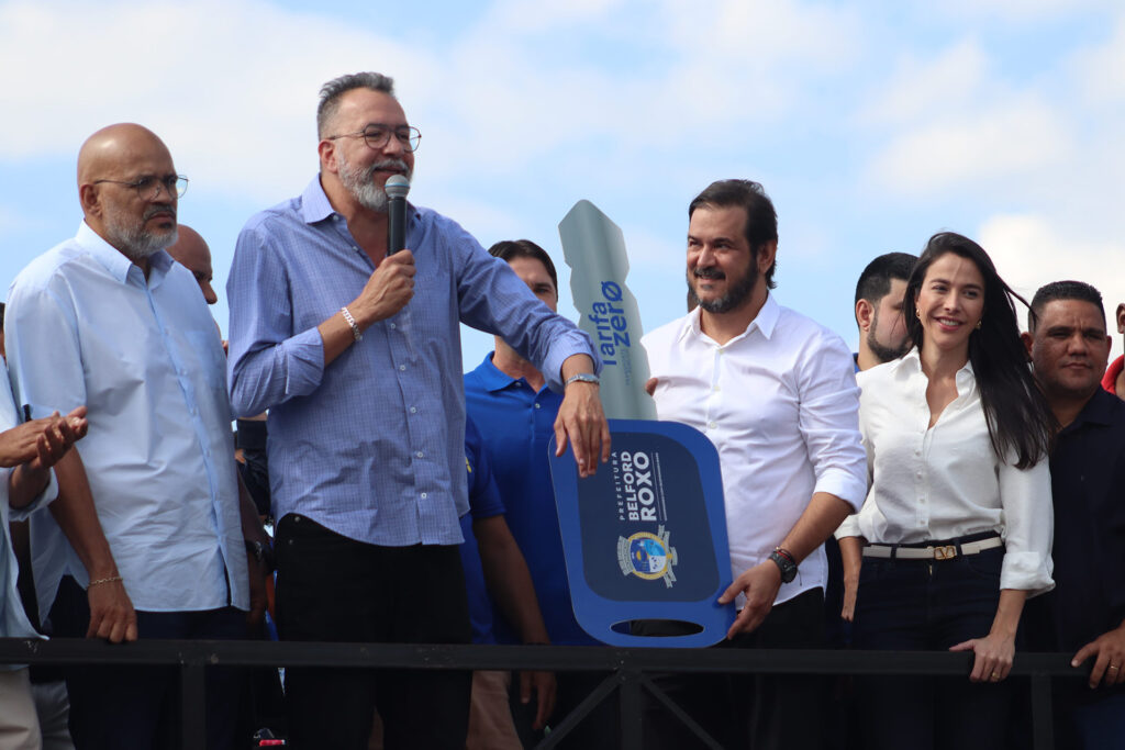 Prefeito entrega cinco ônibus que terão passagem gratuita e beneficiarão mais de 50 mil pessoas