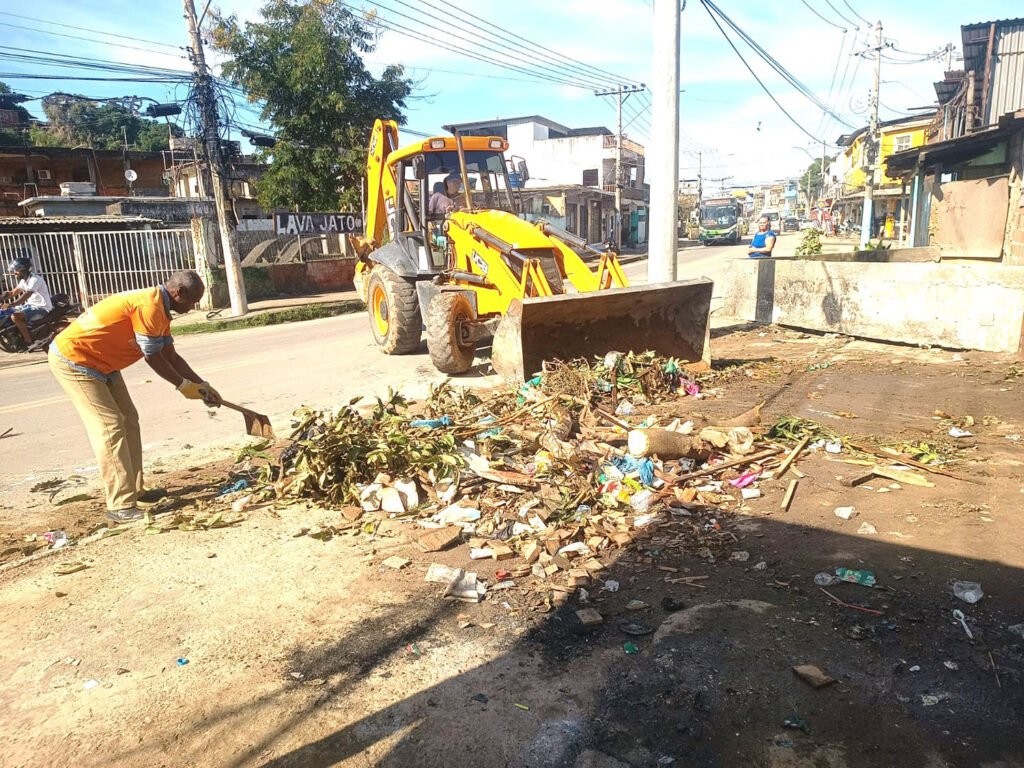 Prefeito Marcio Canella visita bairros que foram atingidos pelas chuvas e Secretarias limpam áreas afetadas pelo temporal