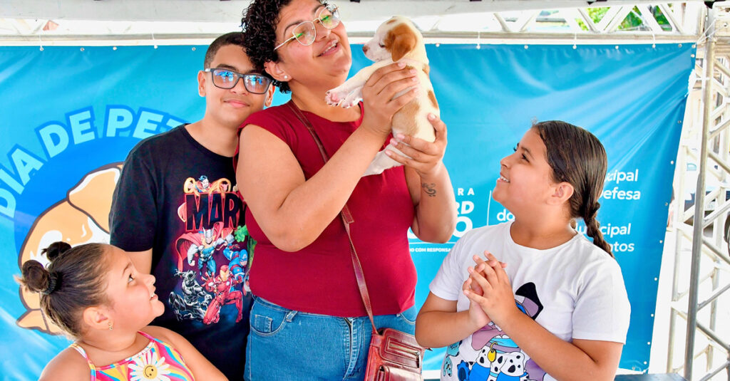 ‘Dia de Pet’ agitou a Praça do Wona com serviços gratuitos e adoção de cães e gatos
