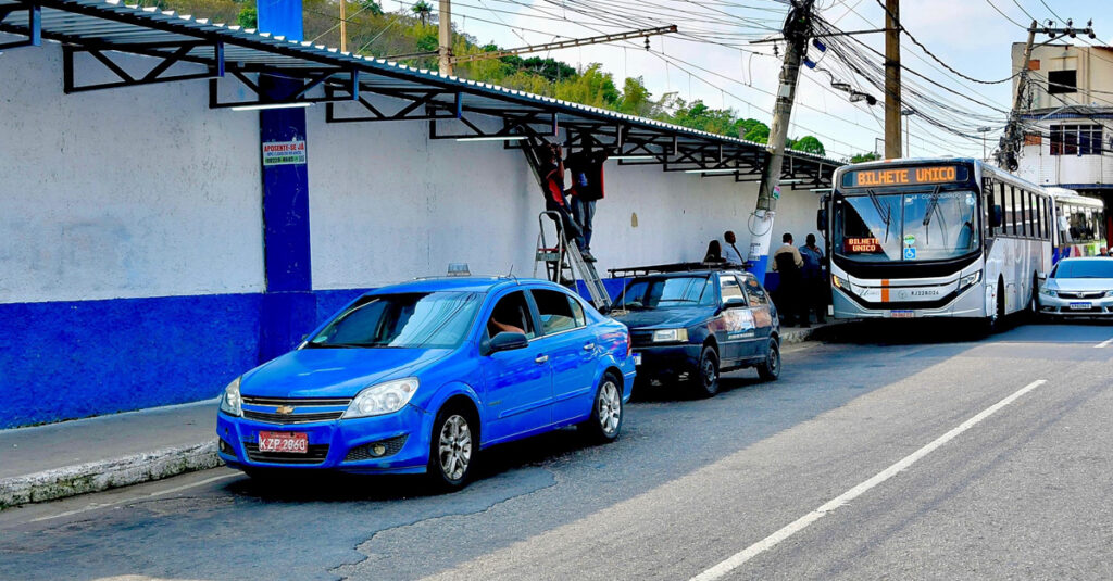 Ponto de ônibus intermunicipal ganha cobertura, bancos e iluminação no Centro de Belford Roxo