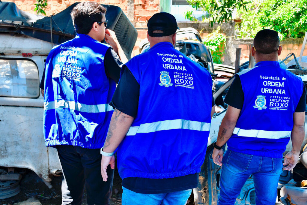 Força-tarefa do Detran-RJ, Prefeitura, DRFA e PM interdita quatro ferros-velhos e apreende peças e veículos em Itaipu