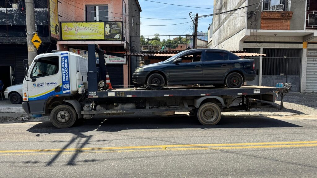 'Choque de Ordem' da Prefeitura em parceria com o 39º BPM prende criminoso com nove anotações criminais e recupera carros clonados