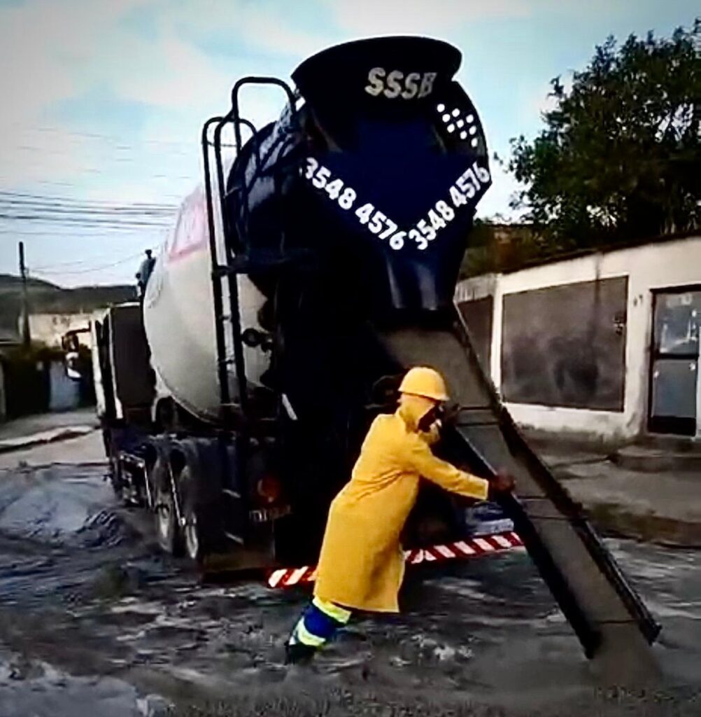 Secretaria de Ação Comunitária realiza obras de colocação de asfalto no Shangrilá e concretagem no Morro do Cruzeiro