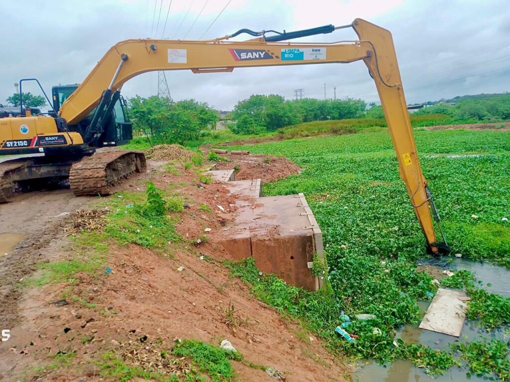 Secretaria de Ação Comunitária realiza limpeza e retirada de gigogas do Canal de Cintura no Lote XV para prevenir enchentes