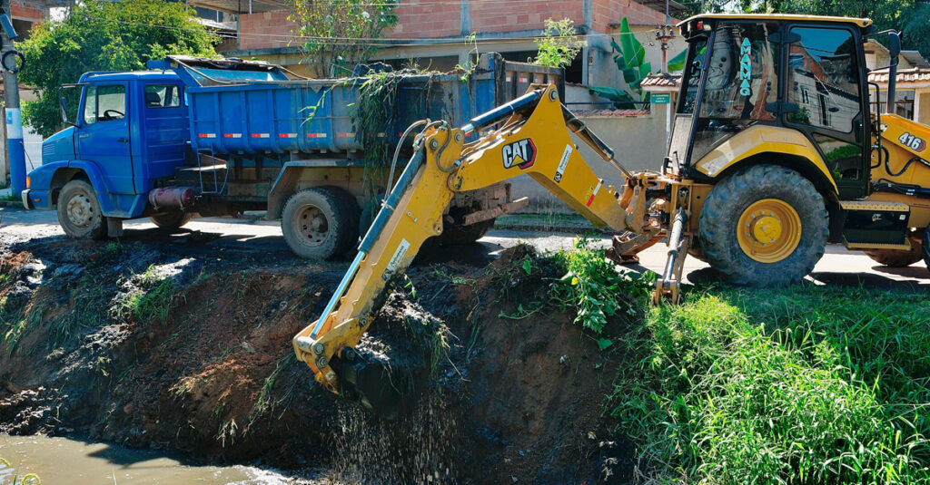 Canal do Vasco na Avenida Alexandrina recebe ações de limpeza e desobstrução no Lote XV