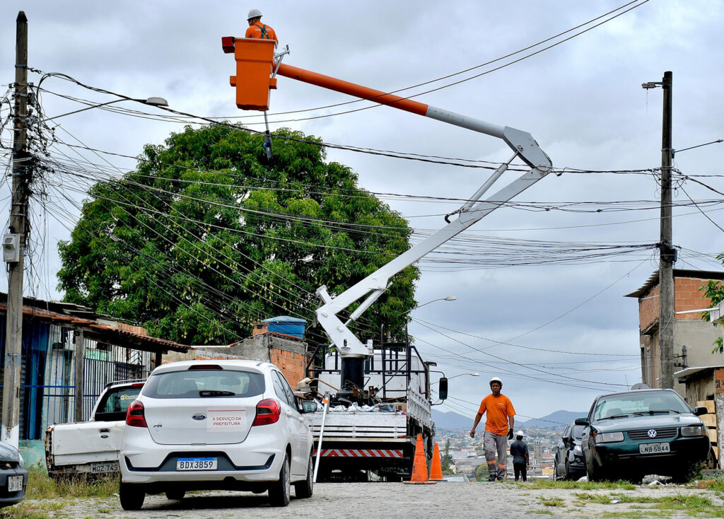 Prefeitura realiza mutirão de limpeza e colocação de iluminação de led no Morro do Castelar