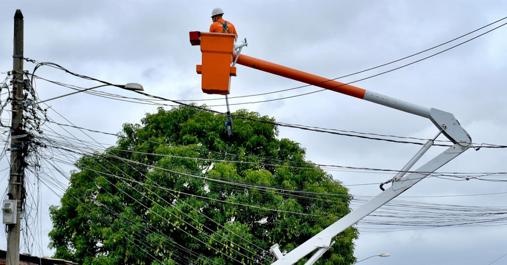 Prefeitura realiza mutirão de limpeza e colocação de iluminação de led no Morro do Castelar