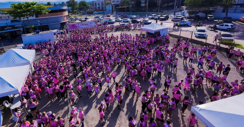 Caminhada Outubro Rosa atrai mais de duas mil mulheres em Belford Roxo