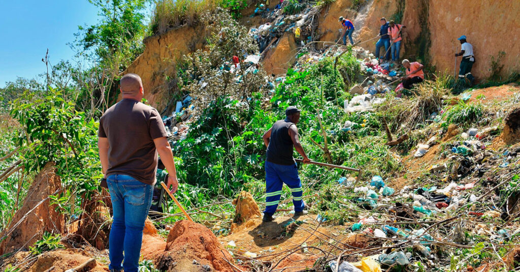 Prefeitura começa a limpar encosta e coloca quatro caçambas para recolhimento de lixo
