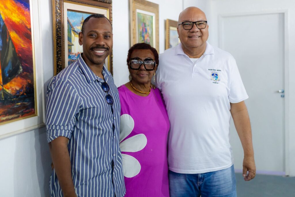 Artista plástica Elenira Vasconcelos faz exposição em homenagem ao Outubro Rosa