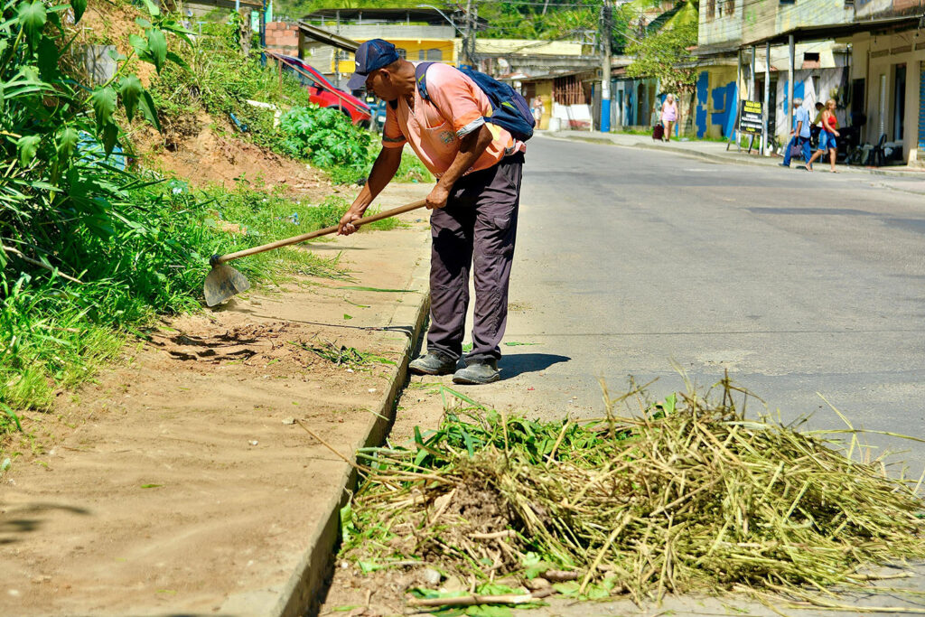 Secretaria de Serviços Públicos realiza mutirão de limpeza na Estrada do Conde e nas praças de Santa Marta e Vila Pauline