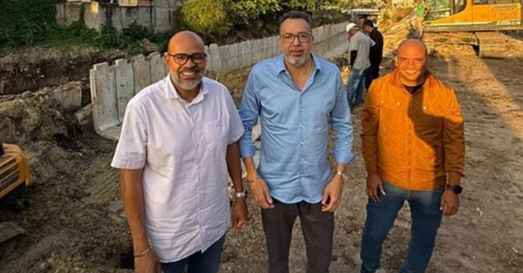 Prefeito Márcio Canella fiscaliza obras de canalização do Canal Maxambomba