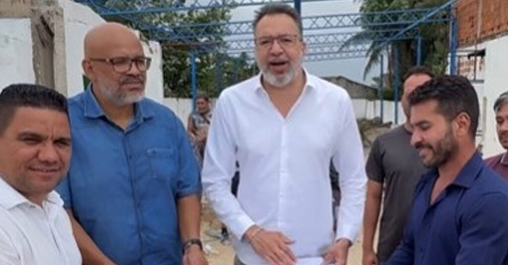 Prefeito Márcio Canella fiscaliza obras de melhorias no Morro da Palmeira ao lado de vereadores e secretários