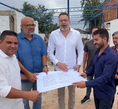 Prefeito Márcio Canella fiscaliza obras de melhorias no Morro da Palmeira ao lado de vereadores e secretários