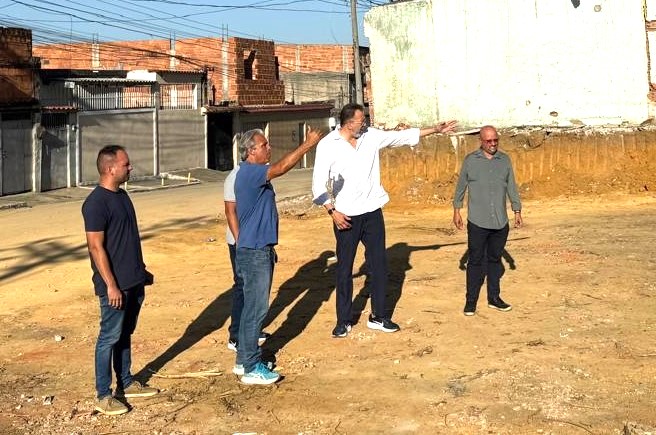 Prefeito Márcio Canella fiscaliza áreas do Morro da Palmeira que receberão creche em tempo integral, áreas de lazer e Unidade de Saúde