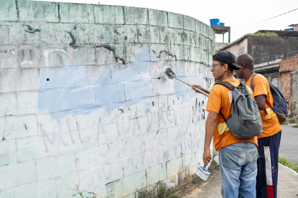 Choque de ordem da Prefeitura limpa ruas e apaga pichações no bairros Santa Teresa e Machado