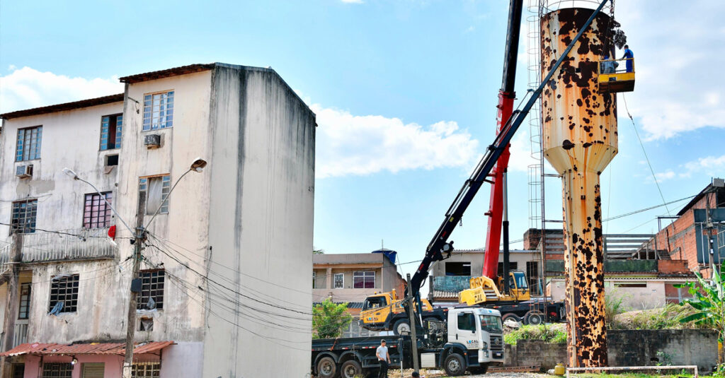 Prefeitura de Belford Roxo realiza troca de torre de água que ameaçava desabar em condomínio do vale do Ipê