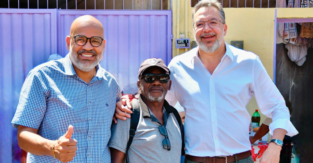Prefeito visita ruas que foram saneadas e pavimentadas no bairro Vale do Ipê