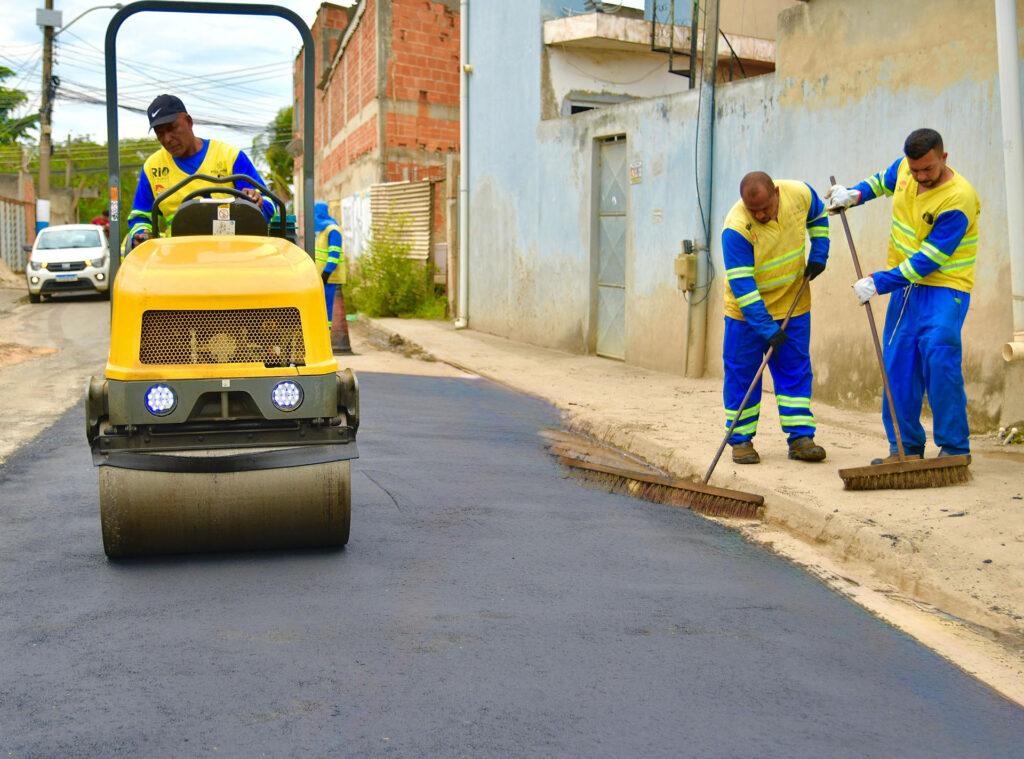 Prefeitura e Governo do Estado realizam obras de recapeamento e colocação de asfalto no Xavantes e Heliópolis