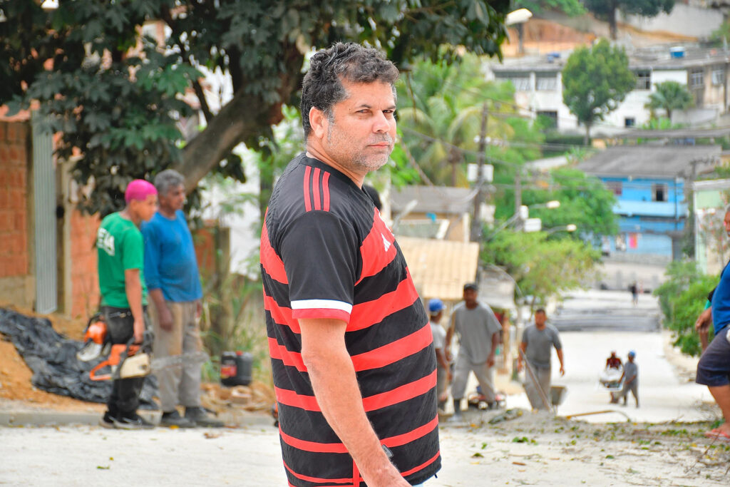 Prefeitura realiza obras de concretagem na Rua Assapaba e colocação de novo asfalto na Estrada Manoel de Sá