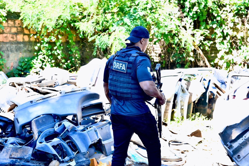 Força-tarefa do Detran-RJ, Prefeitura, DRFA e PM interdita quatro ferros-velhos e apreende peças e veículos em Itaipu
