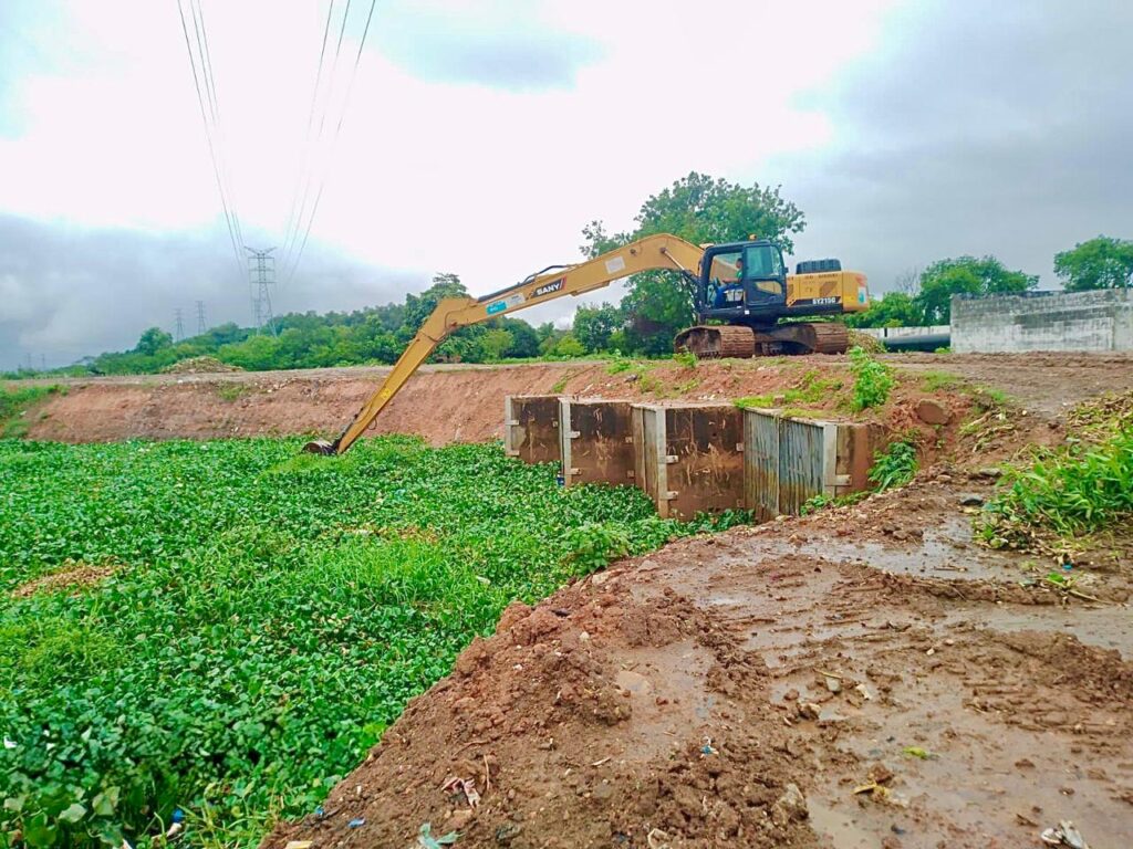 Secretaria de Ação Comunitária realiza limpeza e retirada de gigogas do Canal de Cintura no Lote XV para prevenir enchentes
