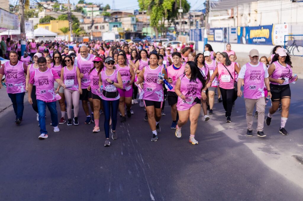 Caminhada Outubro Rosa atrai mais de duas mil mulheres em Belford Roxo