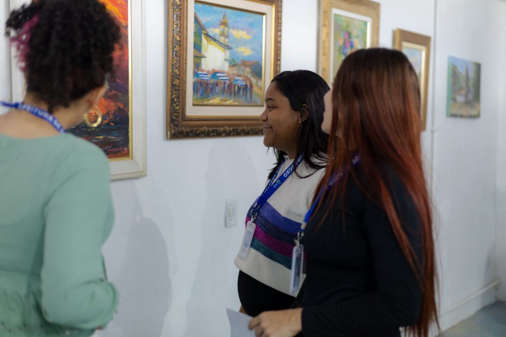 Artista plástica Elenira Vasconcelos faz exposição em homenagem ao Outubro Rosa