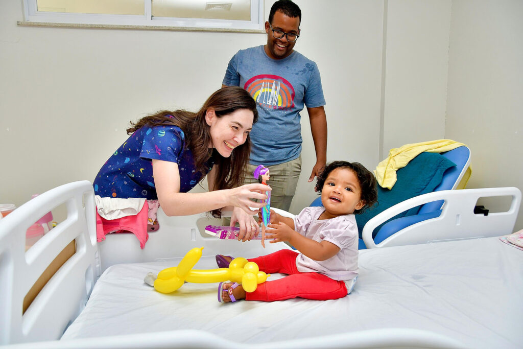 Hospital Infantil de Belford Roxo promove animação com entrega de brinquedos para os pequenos pacientes no Parque dos Ferreiras