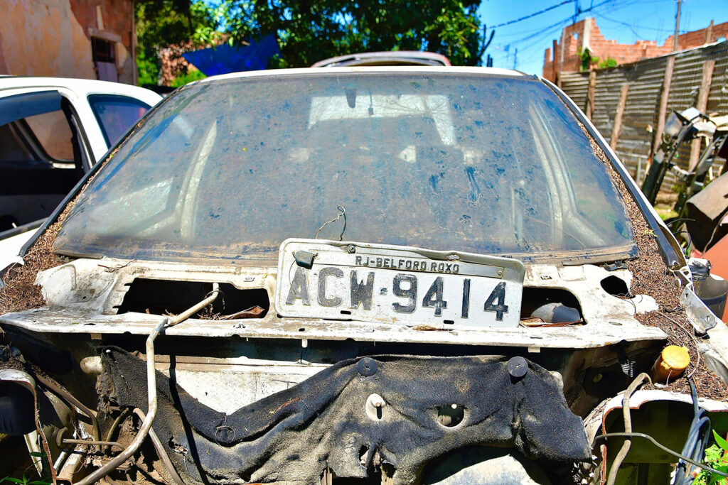 Força-tarefa do Detran-RJ, Prefeitura, DRFA e PM interdita quatro ferros-velhos e apreende peças e veículos em Itaipu