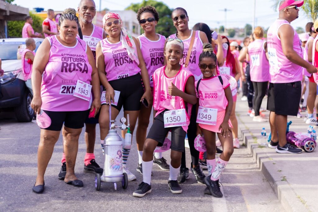 Caminhada Outubro Rosa atrai mais de duas mil mulheres em Belford Roxo