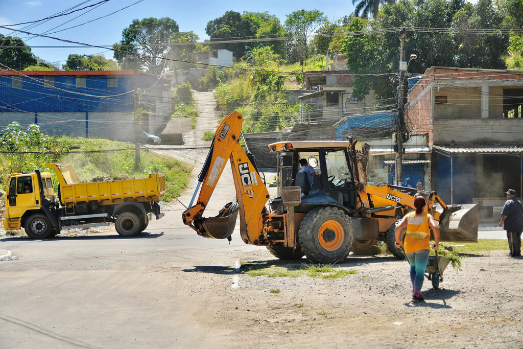 Secretaria de Serviços Públicos realiza mutirão de limpeza na Estrada do Conde e nas praças de Santa Marta e Vila Pauline
