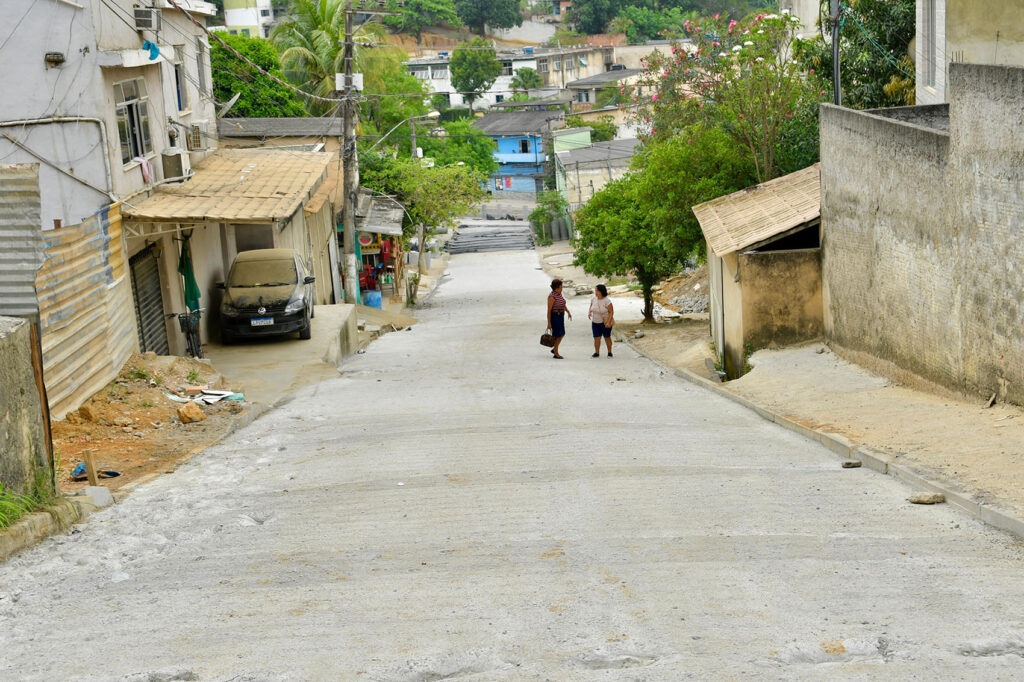 Prefeitura realiza obras de concretagem na Rua Assapaba e colocação de novo asfalto na Estrada Manoel de Sá