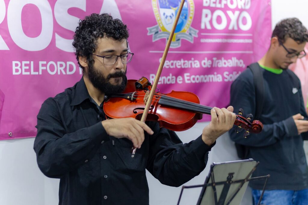 Artista plástica Elenira Vasconcelos faz exposição em homenagem ao Outubro Rosa